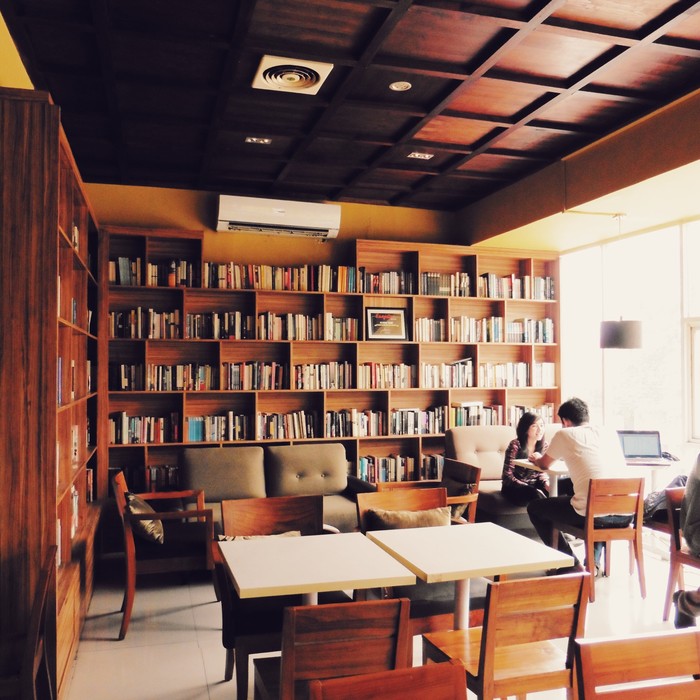 kafe dengan koleksi buku