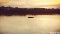 Di waktu sore harinya di waduk juga bisa menikmati sunset. Banyak burung datang dari kejauhan dengan gerombol berkumpul di atas pohon-pohon bakau ditanam di seberang waduk (Datuk Haris/detikTravel)