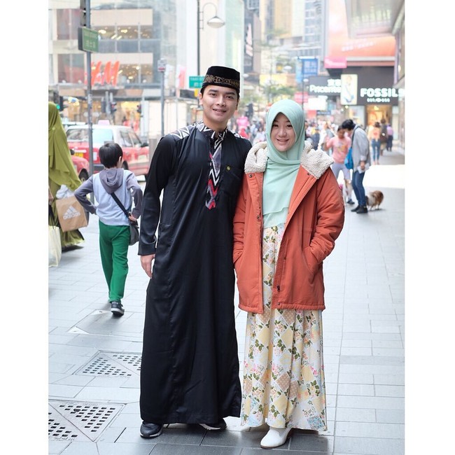 Ini gaya hijab syari Larissa Chou ketika pergi liburan bersama suami ke Hong Kong. Cuaca yang dingin membuatnya memilih memakai jaket tebal. Tampil kontras seperti gaya Larissa Chou kali ini untuk tampil beda. Foto: Dok. Instagram @alvin_411