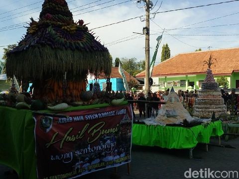 Gunungan hasil bumi haul Wali Songo/