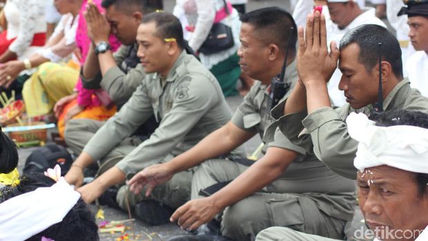 Gubernur dan Warga Lakukan Ibadah Purnama Kapat di Pura Besakih