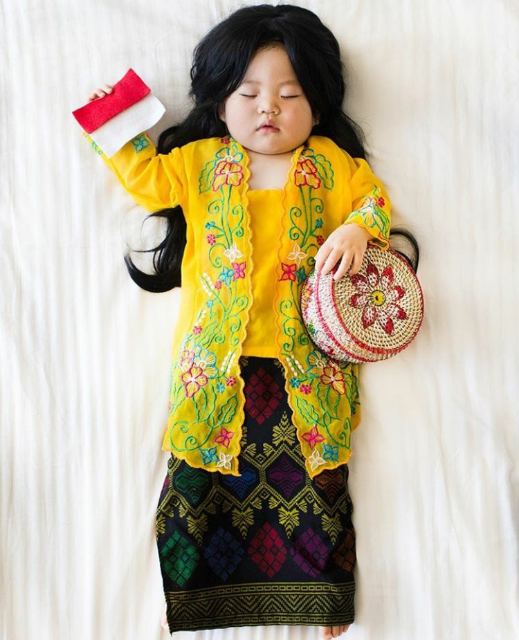 Lucu Banget! Bayi Ini Pakai Baju Kebangsaan Berbagai 