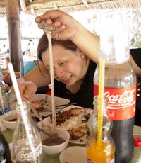 Berani Cicip? Ini Makanan Ekstrem dari Filipina yang Mirip Cacing Putih