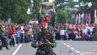 Aksi unjuk kekuatan punggung tentara dilempar batu besar (Agus Setyadi/detikcom)