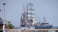 TNI Angkatan Laut menurunkan alutsista demo tempur 48 KRI miliknya.