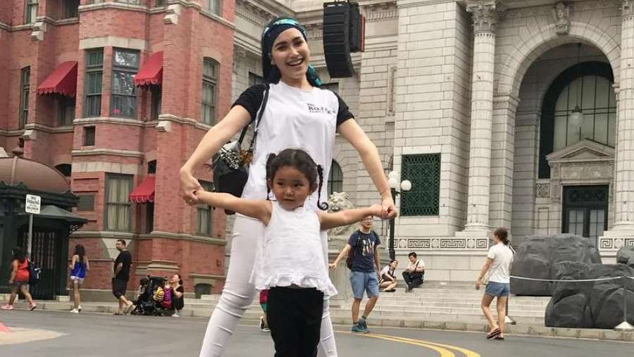 Gaya Liburan The Rojaks di Singapura, Senyum Semringah Andien