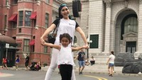 Ayu Ting Ting bersama Bilqis tampak tengah menikmati pelesirannya.  (Foto: dok Instagram)