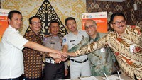 Usai menandatangani Perjanjian kerjasama Layanan E-Samsat DKI Jakarta di Jakarta, 4 Oktober 2017 mereka pun bertumpuk tangan. Foto: dok. Bank DKI