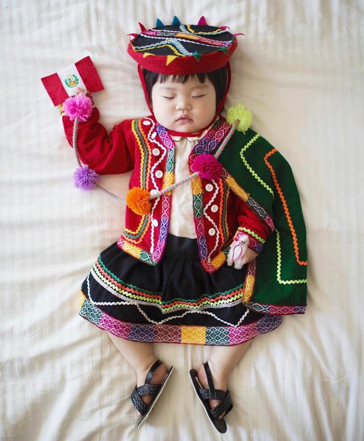 Lucu Banget! Bayi Ini Pakai Baju Kebangsaan Berbagai 