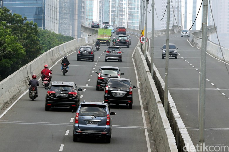 Pemotor Kembali Nekat Terobos JLNT. Foto: Rengga Sancaya Pemotor Kembali Nekat Terobos JLNT. Foto: Rengga Sancaya