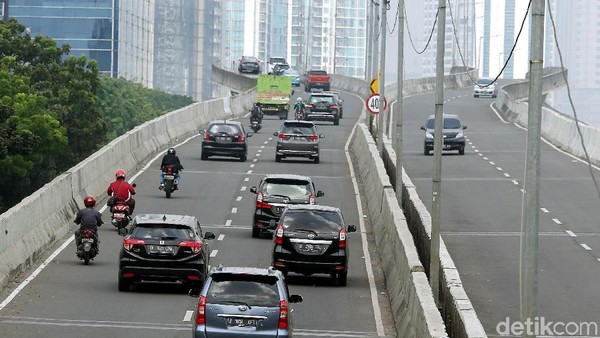 Tidak Ada Polisi, Pemotor Kembali Nekat Terobos JLNT