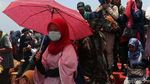 Naik Pohon, Warga Antusias Lihat Atraksi di HUT TNI