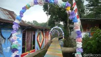 Di gang sempit padat penduduk itu penuh warna dan keceriaan.