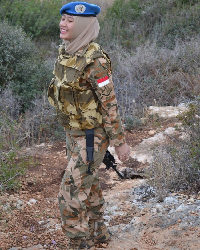 Satu lagi hijabers berparas manis yang menjadi anggota TNI adalah Ismi Arum D. Ismi sempat menjadi sorotan saat bertugas sebagai pasukan PBB di Libanon. Foto: Dok. Instagram