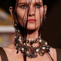 Koleksi Alexander McQueen Spring/Summer 2018 di Paris Fashion Week, Prancis, 2 Oktober 2017. Foto: REUTERS/Gonzalo Fuentes.