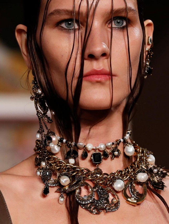 Koleksi Alexander McQueen Spring/Summer 2018 di Paris Fashion Week, Prancis, 2 Oktober 2017. Foto: REUTERS/Gonzalo Fuentes.