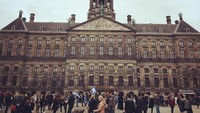 Royal Palace (Koninklijk Paleis) atau rumah Ratu Beatrix. Traveler bisa menjelajah bagian dalam istana yang indah dan megah, karpet dan lampu kristal gantung pun jadi pemandangan yang akan banyak terlihat di sana. Istana ini selesai dibangun pada tahun 1665 dan sengaja dibangun sedemikian rupa untuk menunjukkan kejayaan Belanda (Dok. lievekehillebrandt/Instagram)