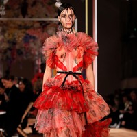 Koleksi Alexander McQueen Spring/Summer 2018 di Paris Fashion Week, Prancis, 2 Oktober 2017. Foto: REUTERS/Gonzalo Fuentes.