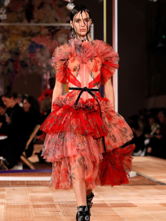 Koleksi Alexander McQueen Spring/Summer 2018 di Paris Fashion Week, Prancis, 2 Oktober 2017. Foto: REUTERS/Gonzalo Fuentes.