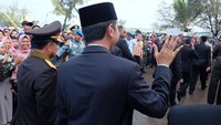 Warga memadati sepanjang jalanan hingga sesak. Jokowi juga tampak menyapa warga sambil jalan kaki (Foto: Istimewa)