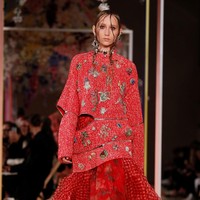 Koleksi Alexander McQueen Spring/Summer 2018 di Paris Fashion Week, Prancis, 2 Oktober 2017. Foto: REUTERS/Gonzalo Fuentes.