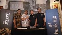 Indra maulana Manager grup humas corporate secretary Bank BJB, bersama Sonny Permana Grup Head Humas corporate secretary Bank BJB, Gatot Mulyartho Founder The Elite, Riswan rusdiansyah Co Founder The Elite saat memberikan keterangan kepada wartawan mengenai event mobilmodifikasi di Jakarta, Rabu (4/10). Foto: dok. BJB