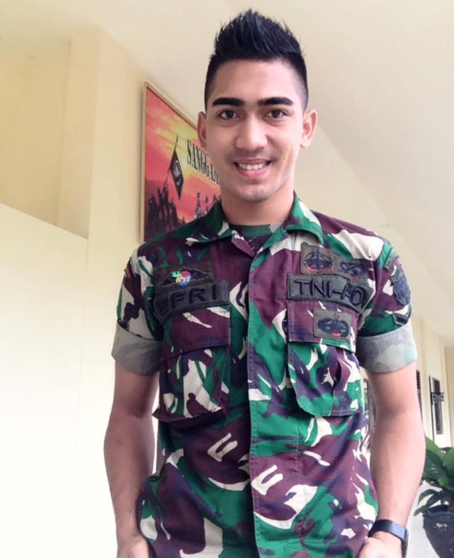 Satu lagi anggota TNI bertugas di Aceh yang memiliki wajah rupawan. Dia adalah Efri Andana. Para wanita yang menjadi followers-nya di Instagram kerap memuji alisnya yang lebat seperti alis Sinchan. Foto: Dok. Instagram