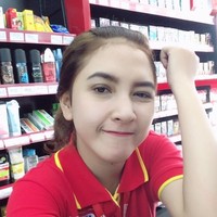 Erlina sering memposting kegiatannya sebagai kasir Alfamart. Beberapa foto memperlihatkan wajah cantik Erlina yang dipulas lipstik warna natural serta rambut yang dicat merah. Foto: Instagram