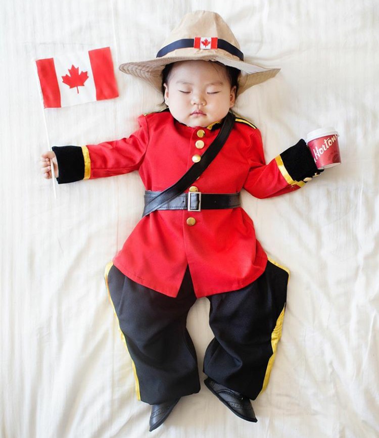 Lucu Banget! Bayi Ini Pakai Baju Kebangsaan Berbagai 