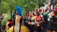 Di sana, mereka mengobrol, bergosip dan bercanda sepanjang waktu. Tak ada yang merasa dirugikan! (Dok. CNN Travel)