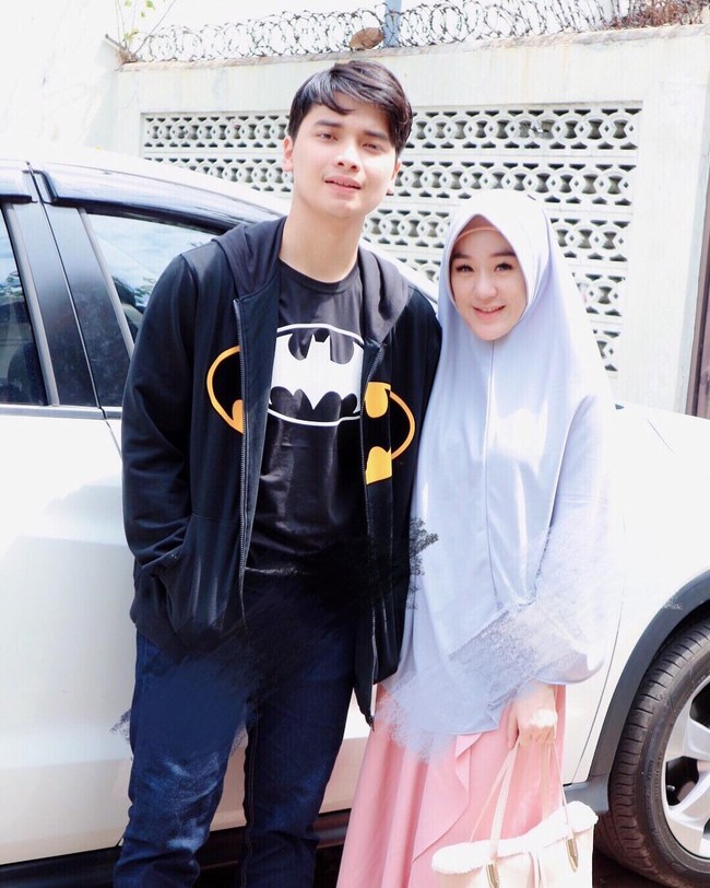 Larissa Chou tampaknya suka mengenakan berbagai busana bernuansa pastel. Menantu ustaz Arifin Ilham itu kali ini memilih mengenakan khimar biru muda dan gamis baby pink. Detail bahan lace di bagian bawah memberikan sentuhan atraktif. Foto: Dok. Instagram @alvin_411