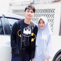 Larissa Chou tampaknya suka mengenakan berbagai busana bernuansa pastel. Menantu ustaz Arifin Ilham itu kali ini memilih mengenakan khimar biru muda dan gamis baby pink. Detail bahan lace di bagian bawah memberikan sentuhan atraktif. Foto: Dok. Instagram @alvin_411