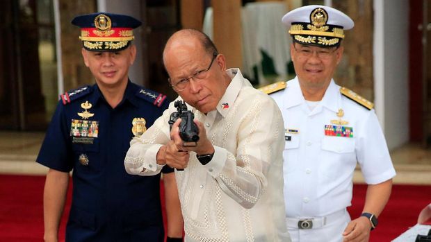 Menhan Filipina Delfin Lorenzana mencoba senapan yang dihadiahkan China
