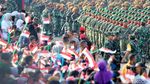 Naik Pohon, Warga Antusias Lihat Atraksi di HUT TNI