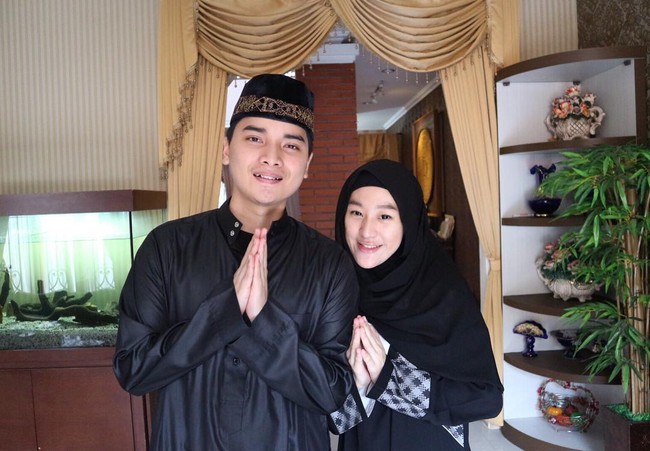 Tampil kompak dengan suami ketika Lebaran menggunakan baju warna senada. Seperti gaya hijab syari menantu ustaz Arifin Ilham itu dan Alvin ketika Idul Fitri. Warna hitam juga bisa menjadi alternatif baju berpalet putih seperti tradisi pakaian Idul Fitri di Indonesia. Foto: Dok. Instagram @alvin_411