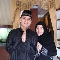 Tampil kompak dengan suami ketika Lebaran menggunakan baju warna senada. Seperti gaya hijab syari menantu ustaz Arifin Ilham itu dan Alvin ketika Idul Fitri. Warna hitam juga bisa menjadi alternatif baju berpalet putih seperti tradisi pakaian Idul Fitri di Indonesia. Foto: Dok. Instagram @alvin_411