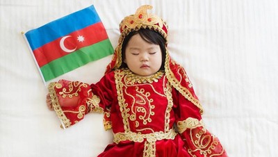 Lucu Banget! Bayi Ini Pakai Baju Kebangsaan Berbagai Negara di Dunia