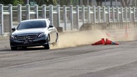 Para anggota Paspampres mengikuti praktek mengemudi menggunakan Mercedes-Benz E-Class dan GLE. (Mercedes-Benz).