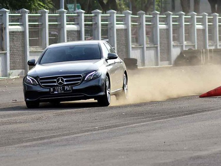 Mengintip Paspampres Berlatih dengan Mobil Kepresidenan