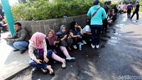 Mereka hanya duduk-duduk di halaman.
