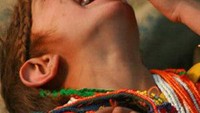 Dahulu, pasukan Iskandar Agung (Alexander the Great) mendatangi kawasan ini dan mengawini para wanitanya. Tak heran jika ada keturunannya yang berwajah Kaukasian (Dok. CNN Travel)