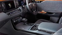 Beragam perlengkapan hadir di mobil ini, seperti kantor berjalan. Ada meja tulis, lampu baca, sistem hiburan kursi belakang dengan layar berukuran besar, dan sistem audio premium 20 speaker. Foto: Toyota