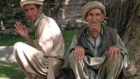 Wajah bule ini masih ada sampai sekarang dan menjadi daya tarik tersendiri untuk wisatawan. Selain wajahnya yang kebarat-baratan, masyarakat Suku Kalasha juga punya cara hidup yang santai dan menyenangkan (Dok. CNN Travel)