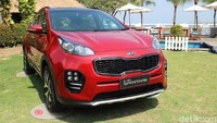 Desain interior Kia Sportage memiliki rasa khas Eropa. Menurut Car and Driver, dalaman Kia Sportage mirip dengan Audi. Ditambah lagi pengalaman berkendara saat berada di dalam Sportage di luar ekspektasi. Kia Sportage mudah dikendalikan karena handlingnya cukup baik. Foto: Dina Rayanti