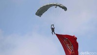 Selain itu, ada demonstrasi rintang laut gabungan, terjun free fall gabungan, terjun statik laut gabungan, dsm Jupiter Aerobic team.