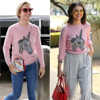 Brie Larson Vs Selena Gomez. Sama-sama memakai sweater pink gambar unicorn dari Coach. Foto: Ist.