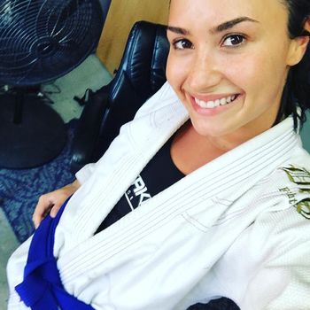 Demi Lovato pamerkan sabuk biru Jiu Jitsu