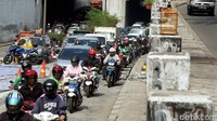 Kendaraan mengular panjang karena harus antri melintas saat ada penyempitan lajur.