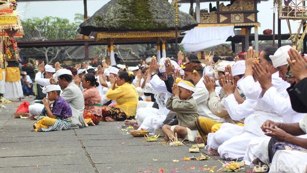 Gubernur dan Warga Lakukan Ibadah Purnama Kapat di Pura Besakih