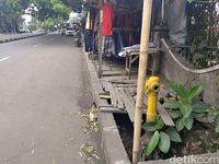 Selain Lokasi Bule Jatuh, Ini Trotoar Bolong di Dago Bandung